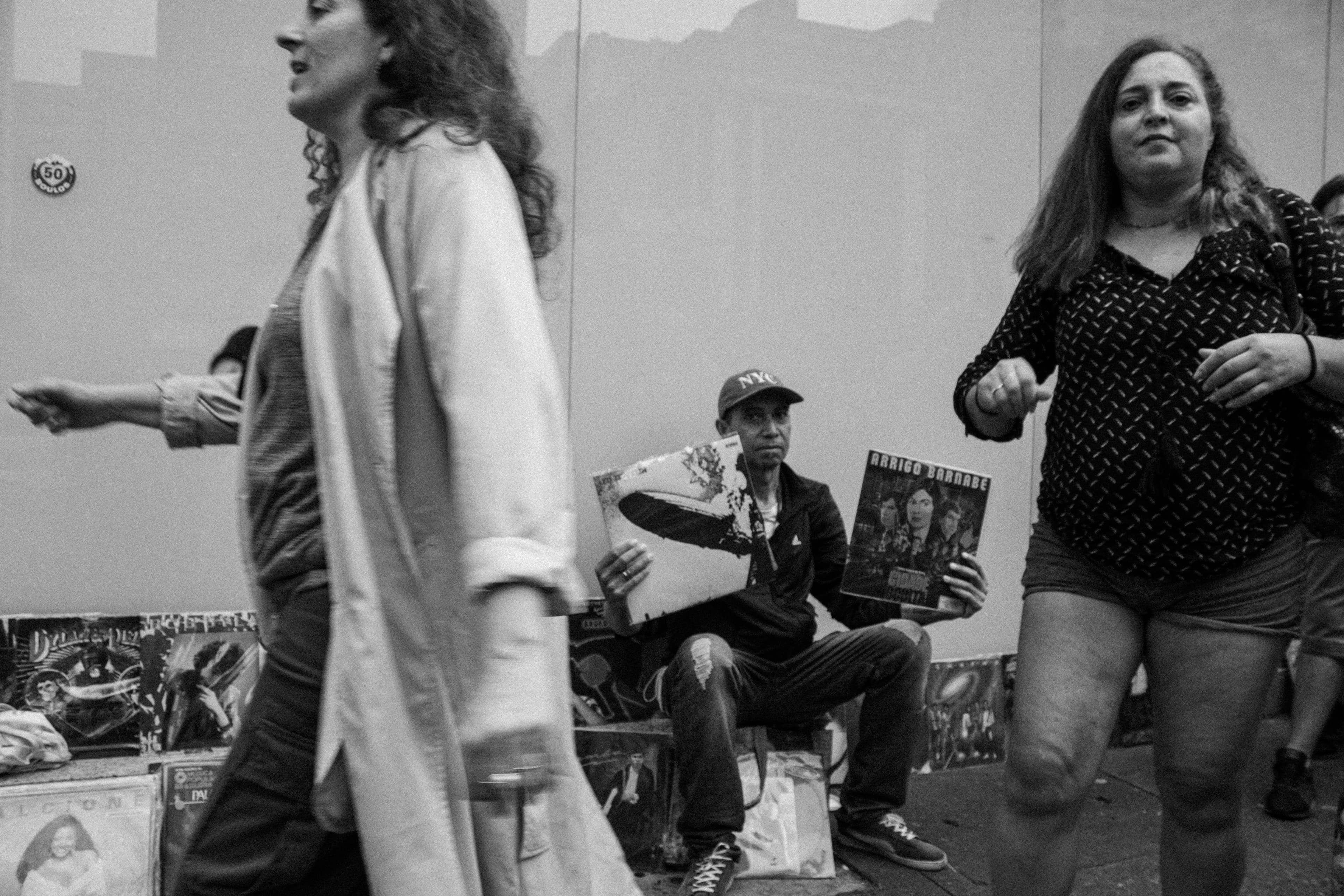 Vendedor ambulante de discos na Av. Paulista.