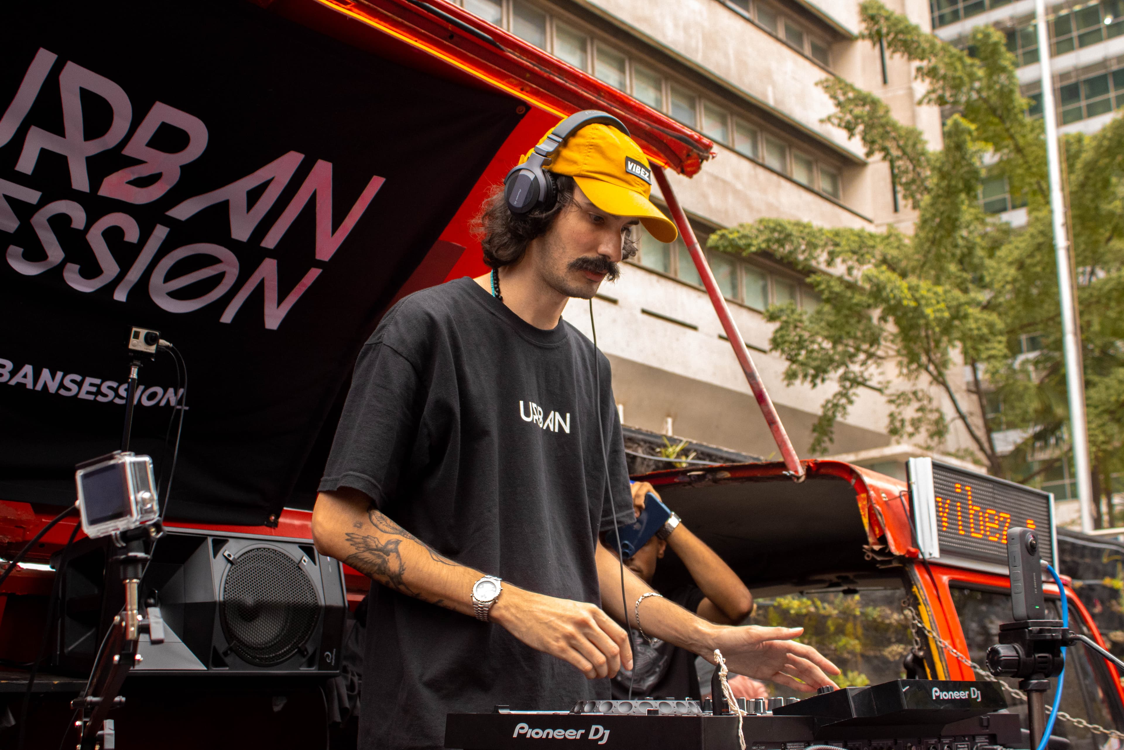 DJ The Dalí Music durante seu set na kombi da UrbanSession