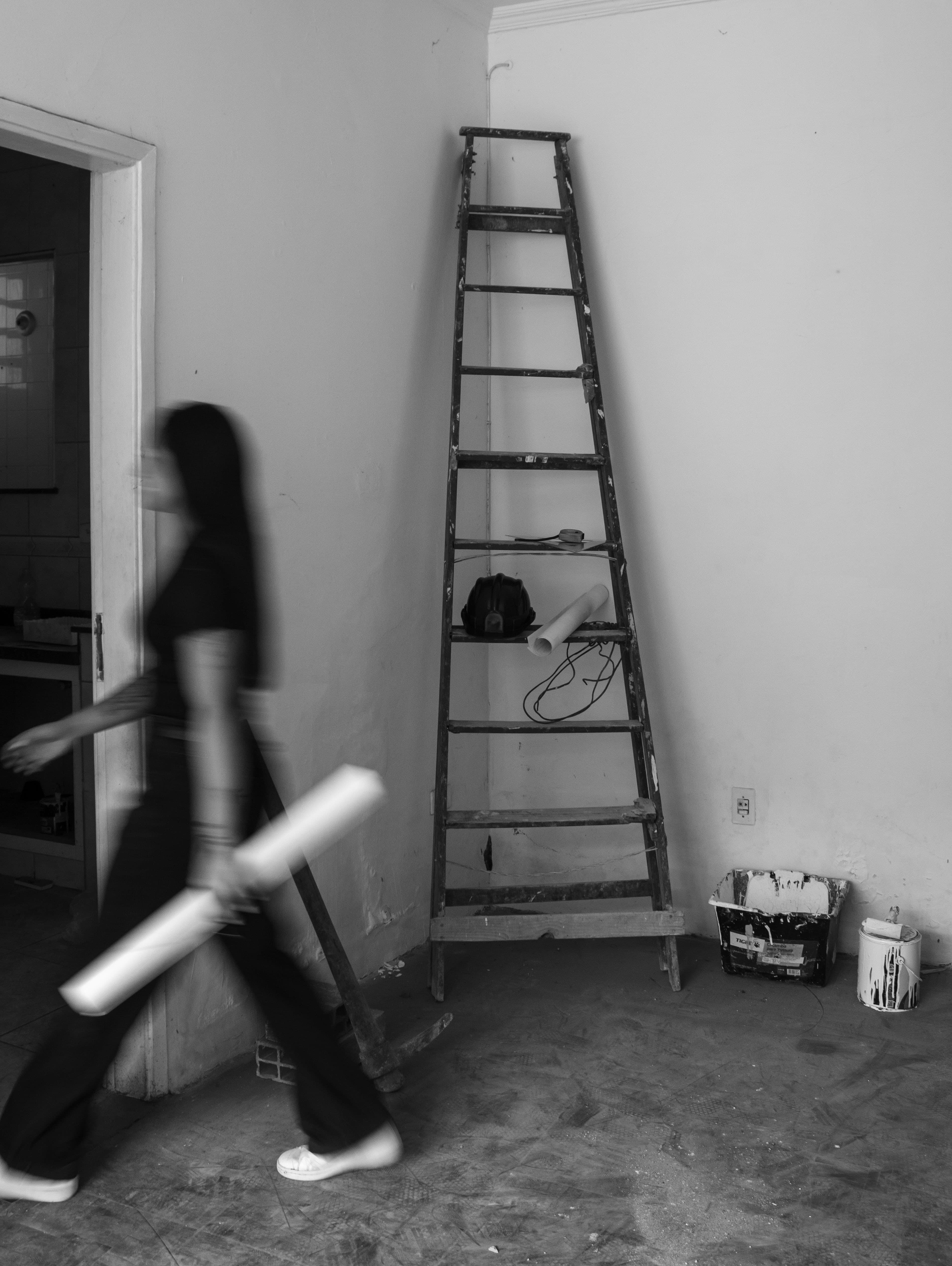 Ana andando no meio da obra