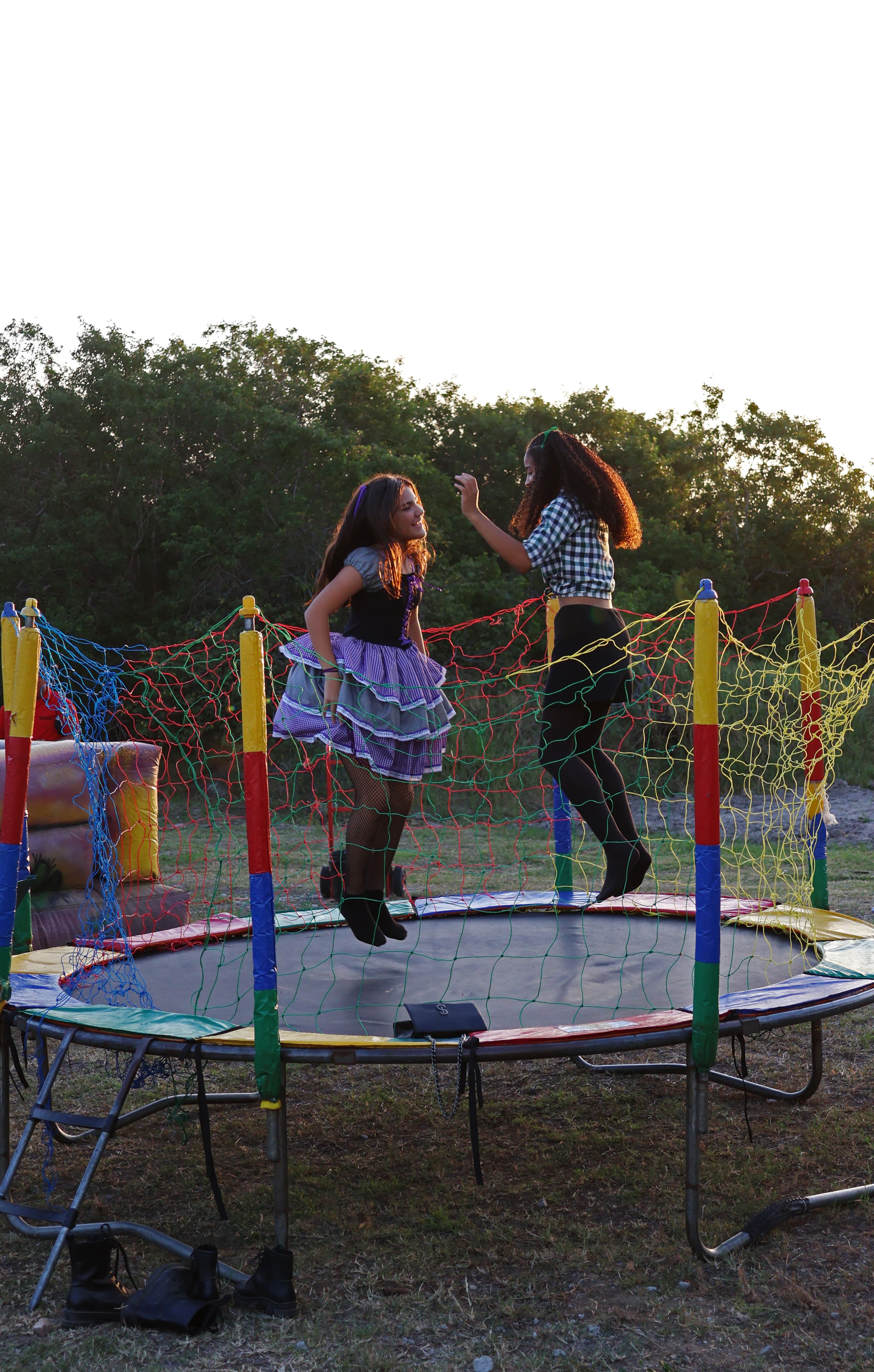 Duas meninas brincando no pula-pula.