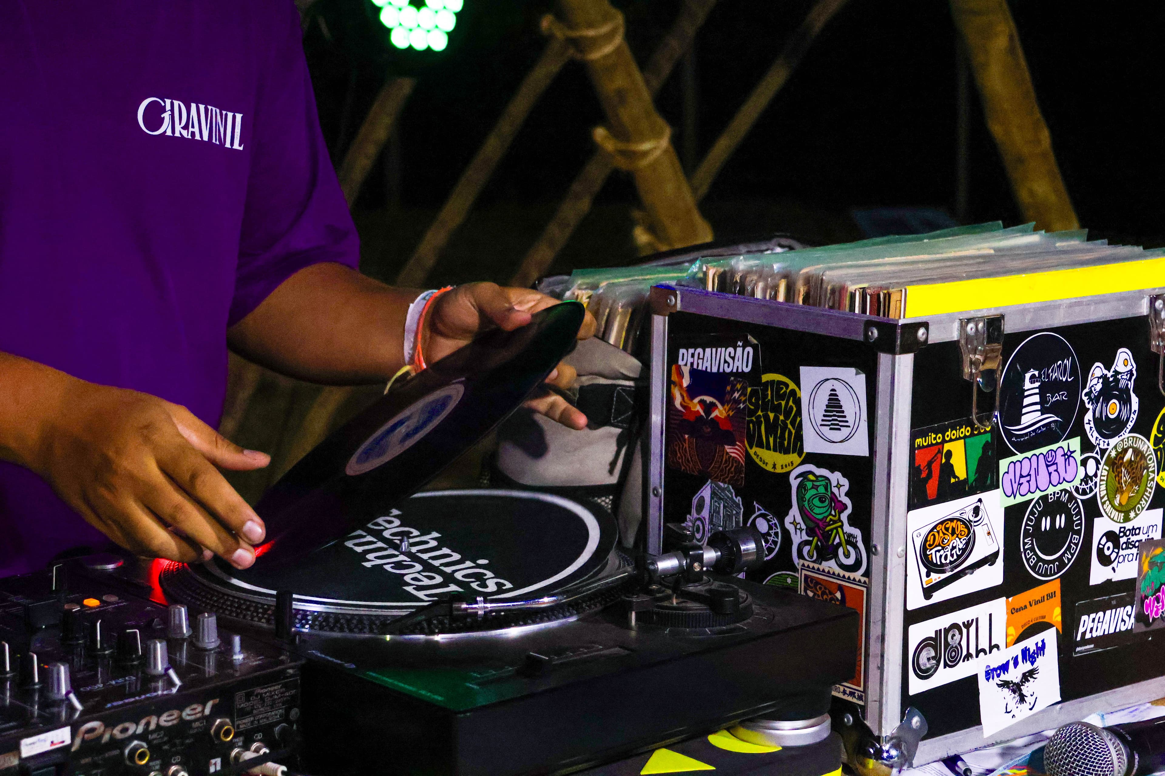 Giravinil trocando o disco durante o set