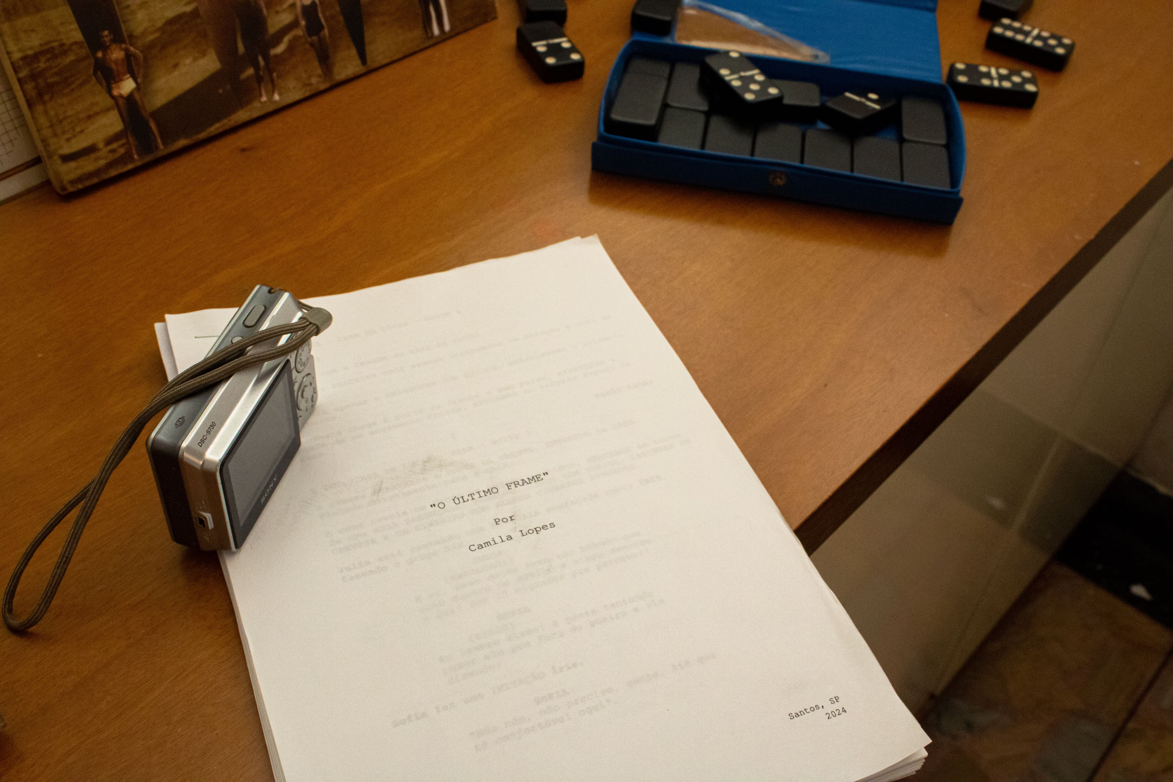 Câmera CyberShot encima do roteiro.